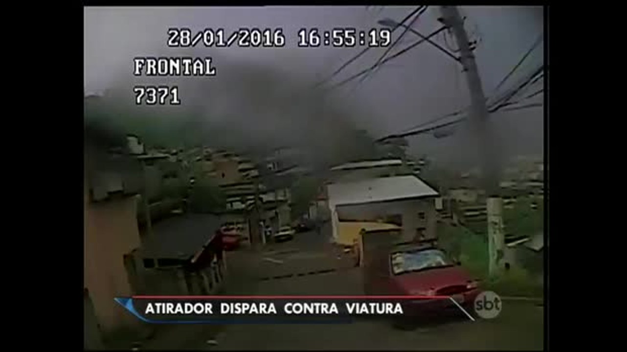 Homem que atirou várias vezes contra carro da PM é preso no Rio