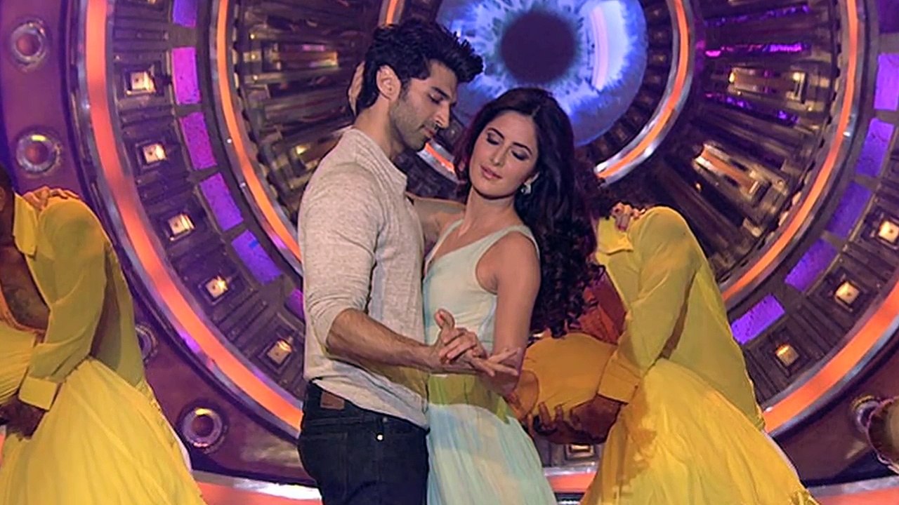 Salman Khan And Katrina Kaif Hot Roamnce In Bigg Boss 9 Grand Finale