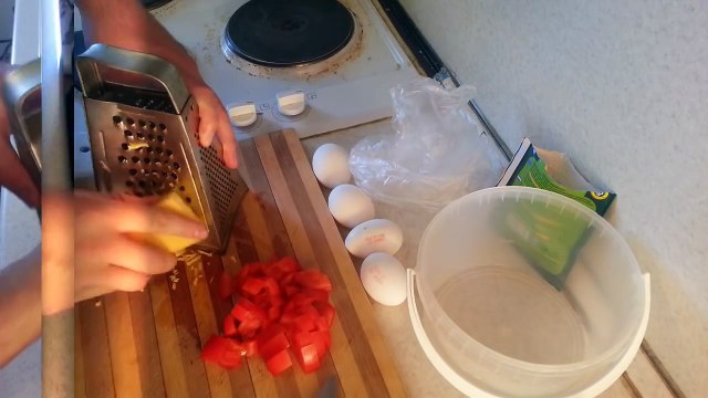 Как приготовить яичницу с помидорами и сыром