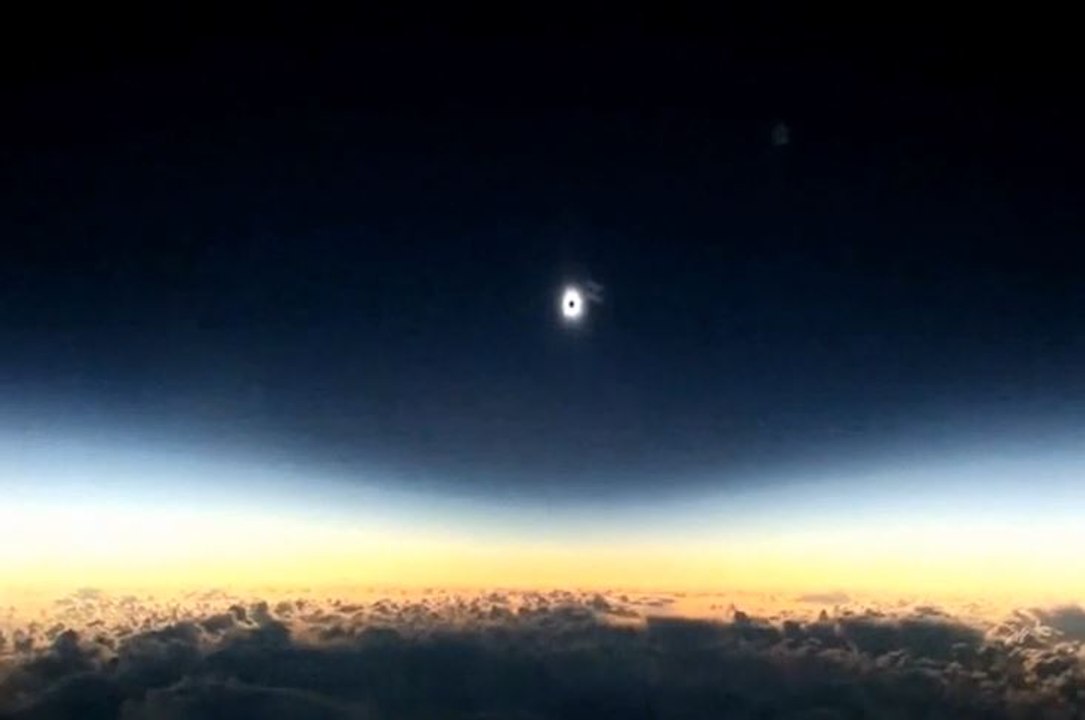 L'éclipse totale en Indonésie filmée depuis un...