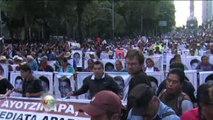 Familias marchan para conmemorar a normalistas