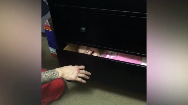 Elle a trouvé la meilleure planque pour jouer à cache-cache avec papa