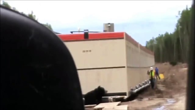 Déguisé en Ours il piège son collègue sur un chantier. Blague énorme