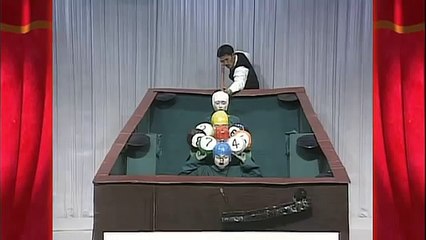 Un gars joue au billard humain dans une émission de TV au Japon