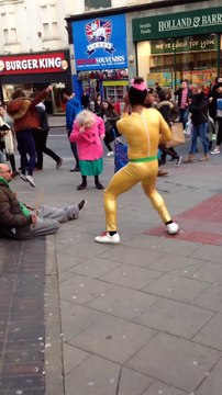 Une mamie se met à danser le disco avec un groupe d'artistes de rues