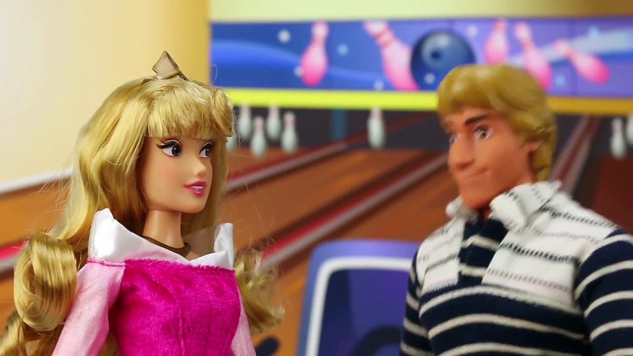 Anna & Elsa are Saved by Kristoff & Jack Sparrow after Kidnapping by Hans. DisneyToysFan