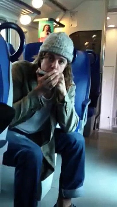 Street artist harmonica freestyle!