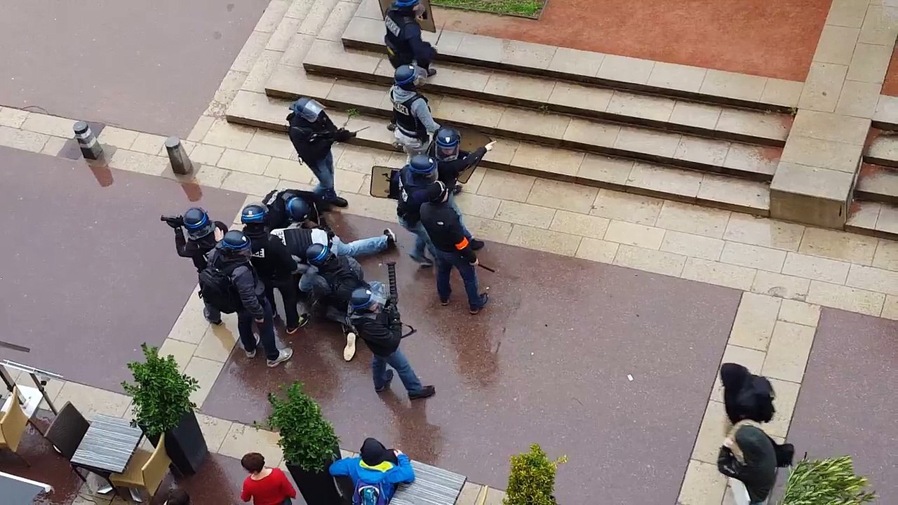 Plaquage musclé d'un policier sur un manifestant