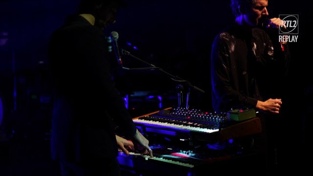 AaRON interprète U-Turn sur la scène de la Cigale lors du Concert Très Très Privé RTL2