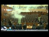 Gazi lotsjellës shpërthen në Kuvendin e Kosovës, ndërpritet seanca- Ora News-