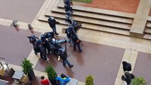 Gros plaquage d'un policier contre un manifestant à Lyon