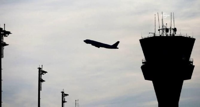 Pilot, denizi kirleten gemiyi 2 bin metreden şikayet etti