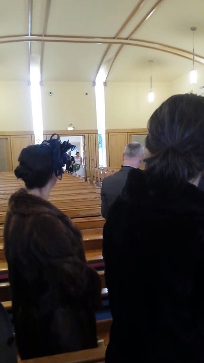 Petit garçon vs robe de mariée