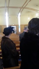 Petit garçon vs robe de mariée