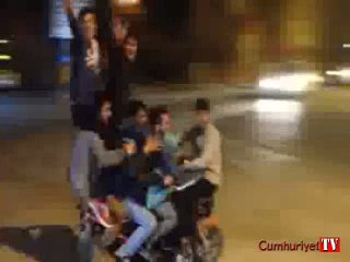 Elektrikli bisiklet üzerinde tam 7 kişi