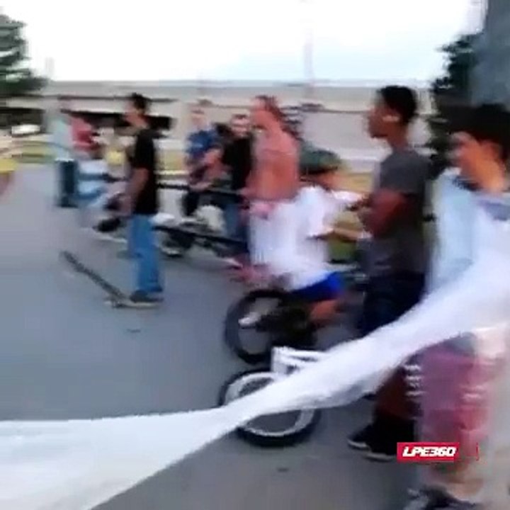 Accident sur la ligne d'arrivée pour ce jeune cycliste