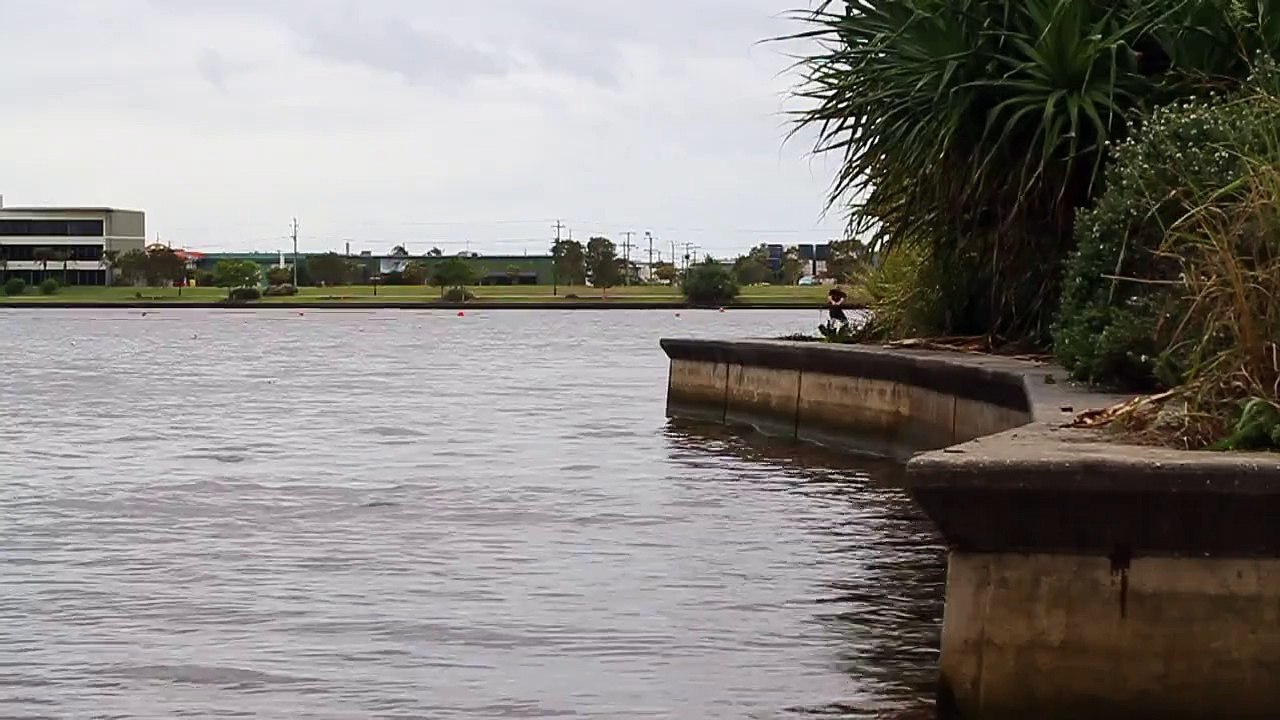 Un homme en wakeboard rate complètement son trick