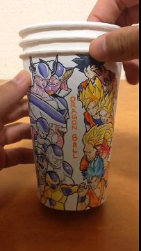 Un homme recrée des scènes de mangas avec des gobelets !