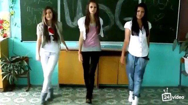 Вот такие вот песни нынче поют современные российские школьницы.