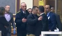Momenti i përplasjes së Rexhep Selimit me sigurimin e Kuvendit