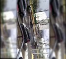 Mexique: Un panneau publicitaire d'une tonne s'effondre sur des voitures - Regardez