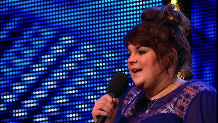 Angoissée et un peu sous-estimée par le jury, elle prend le micro et se met à chanter. Waouh !