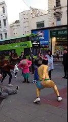 Un danseur de rue met les gens de bonne humeur