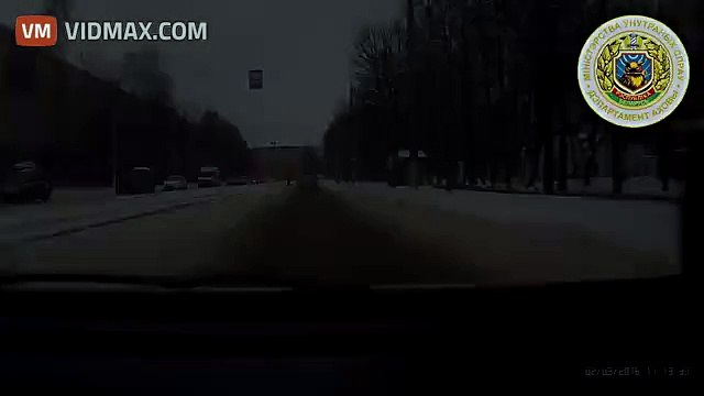 Police officer in Belarus risks his own life saving a kid