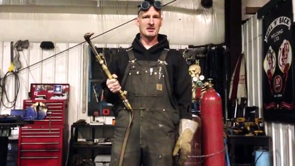 Un allumé éteint la flamme d'un chalumeau avec sa langue