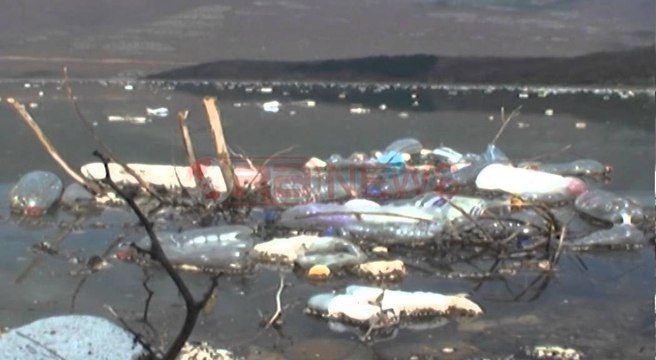 Mbetje inerte dhe plastike pluskojnë në sipërfaqe të liqenit të Fierzës- Ora News- Lajmi i fundit-