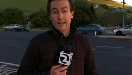 Ce journaliste évite de se faire renverser par une voiture en plein direct