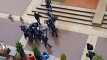 (France) Plaquage musclé d'un policier sur un manifestant lors d'une manifestation a Lyon