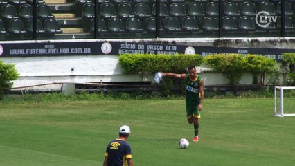 Vai daí? Nenê tira onda no desafio do gol sem ângulo