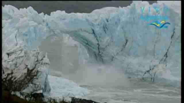 Espectacular derrumbe del característico puente del glaciar Perito Moreno