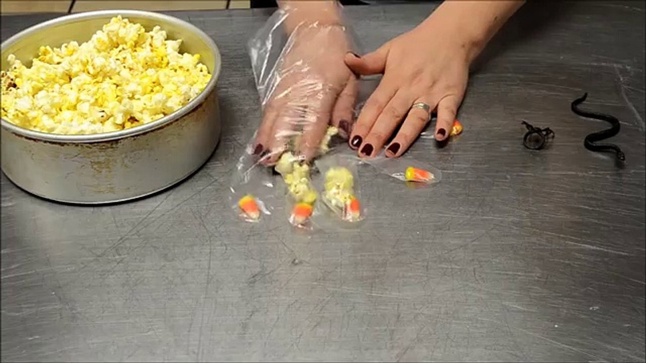Halloween Decorating Tutorial - Gift Idea - Scary Popcorn Glove