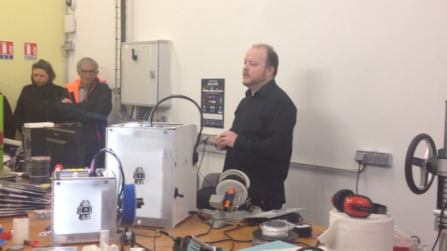 Les commerçants découvrent le FabLab