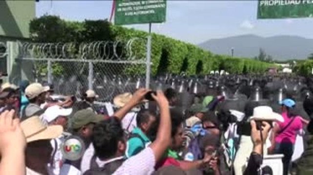 Irrumpen familiares de normalistas de Ayotzinapa a cuartel militar