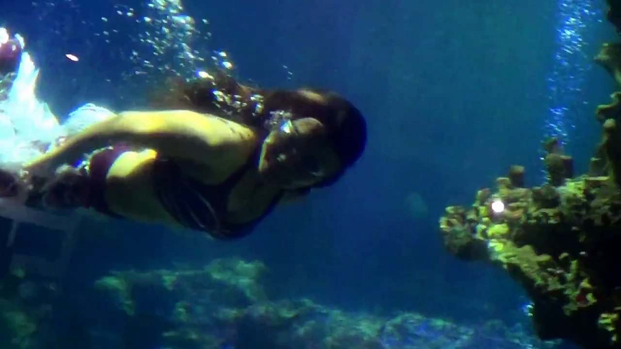 Nàng Tiên Cá xuất hiện tại Nha Trang, Việt Nam Mermaid appeared in Vietnam.wmv