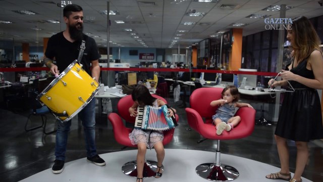 Banda de forró Eu tu ela com elas faz visita à redação multimídia da Rede Gazeta