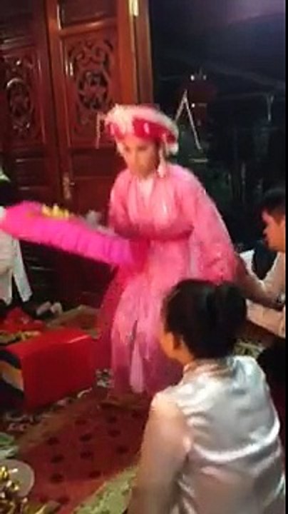 Hầu cô chín tại đền đá bạc