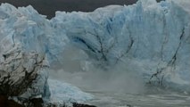 Spectaculaire rupture d'une arche de glace en Patagonie