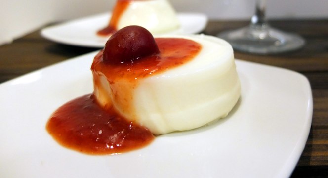 panna cotta con coulis de cerezas