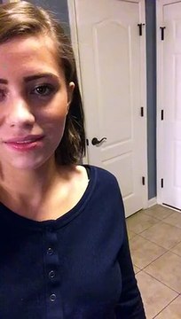 Elle se filme pendant qu'elle lache un gros pet devant son frère ! PTDR le gueule du gamin !