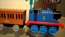 THOMAS THE TANK ENGINE PULLS ANNIE CLOSE LOOK AT CURRENT MAGAZINE FREE GIFT