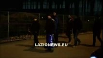 Radu lascia lo Stadio Letna in stampelle dopo Sparta Praga Lazio 10..03.2016