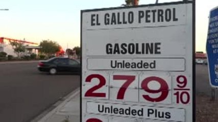 Cientos de mexicanos cruzan la frontera para cargar gasolina