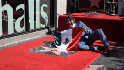 El actor Eugenio Derbez dedica su estrella en Hollywood a los "hermanos latinos"