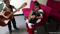 UN PAR DE NINOS CANTANDO CANCIONES DE MEXICO CON UNA GUITARRA Y UN ACORDEON MUESTRAN SU TALENTO ARTISTICO MARZO 2016