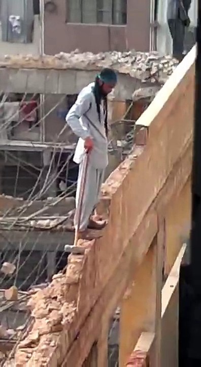 covjek rusi zid na kojem stoji