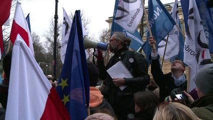 Poles rally against the government in court reform battle